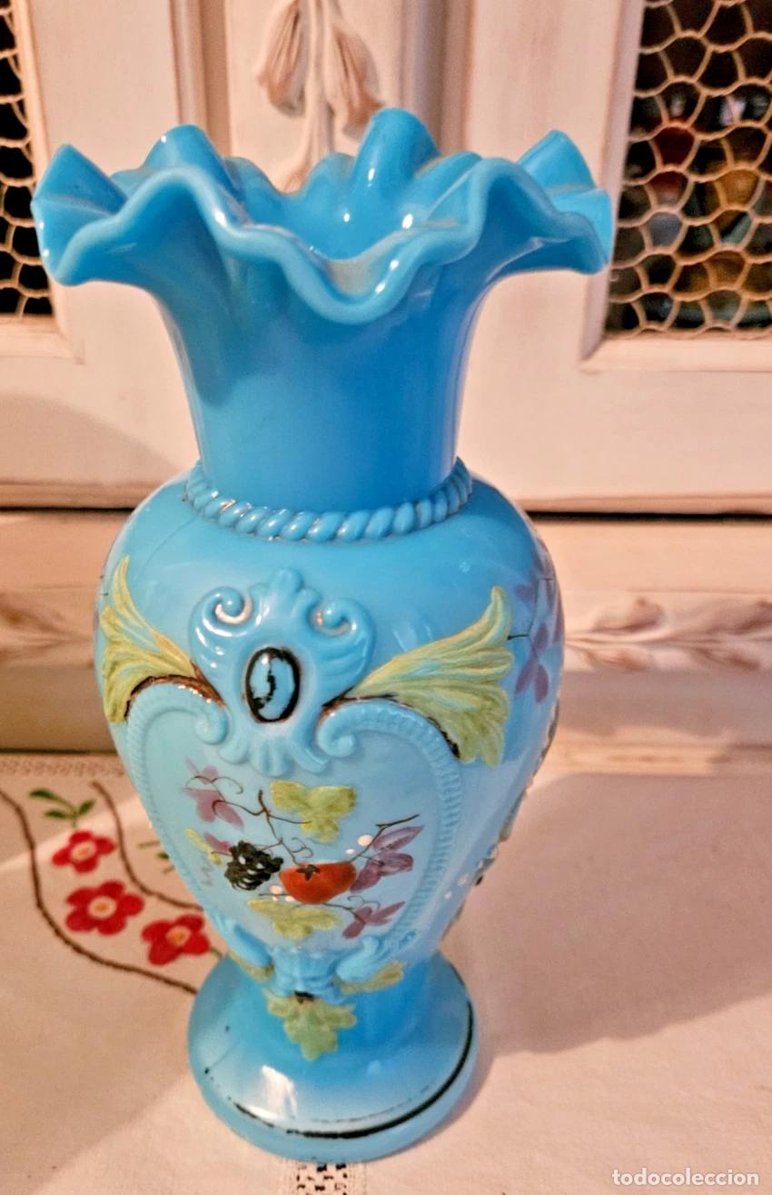Antig&uuml;edades: VASE OPALINE DE FOIRE FLEURS DE LYS DECOR FLORAL EMAILL&Eacute; POLYCHROME H 23 CM