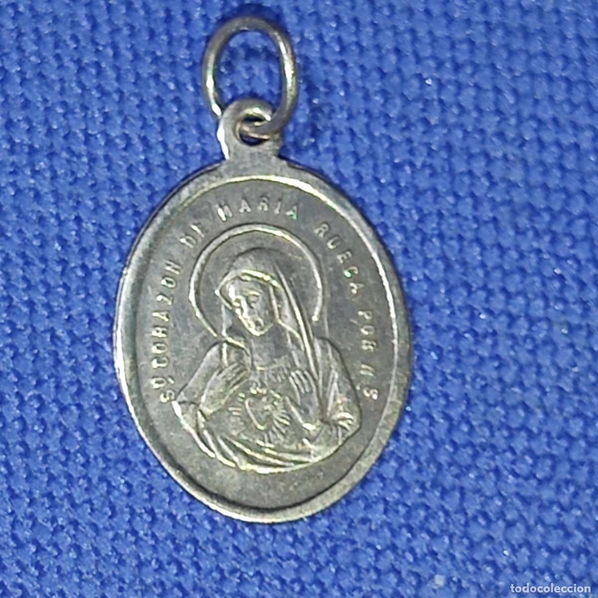 Antig&uuml;edades: Antigua Medalla religiosa de laton Virgen de Rueca y corazon de Jesus.