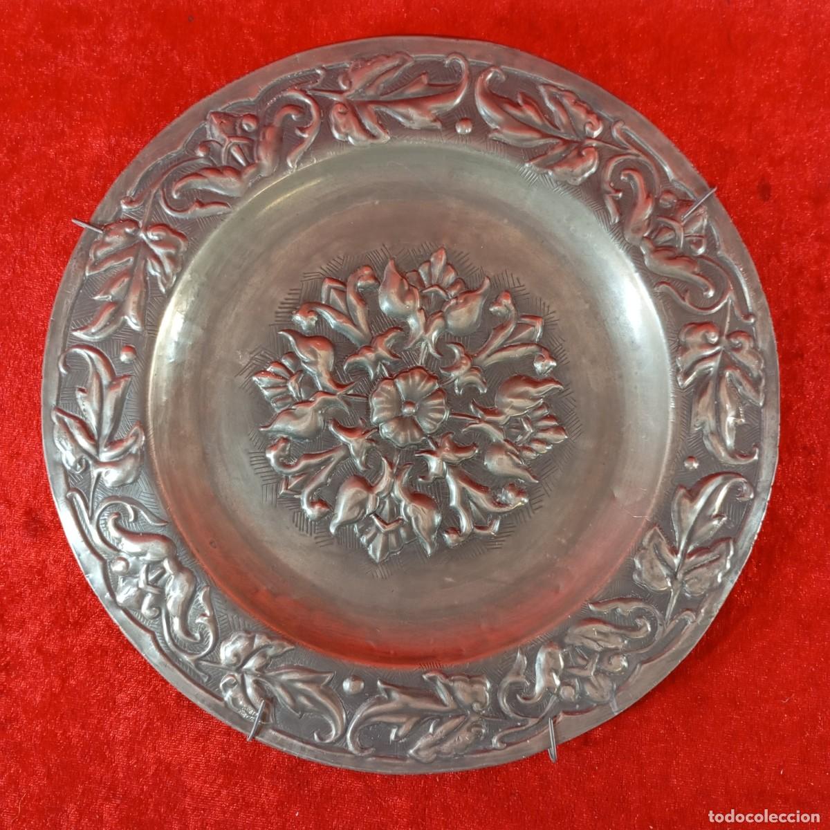 Antig&uuml;edades: PRECIOSO PLATO ORNAMENTAL DE ESTA&Ntilde;O - TRABAJADO CON MOTIVOS FLORALES - 27 CM