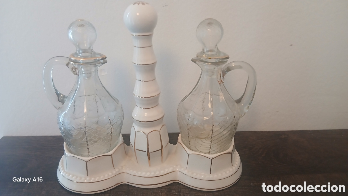 Antig&uuml;edades: Antigua Jarra de vidrio y porcelana con detalles dorados