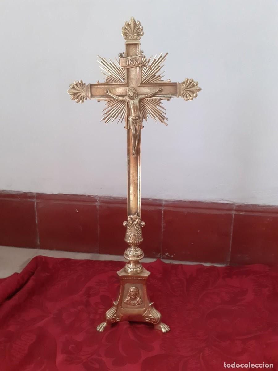 Antig&uuml;edades: CRUZ ANTIGUA DE ALTAR EN LATON 61 CM