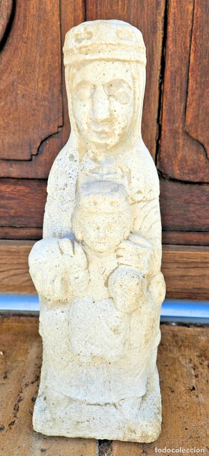Antig&uuml;edades: SCULPTURE VIERGE A L'ENFANT EN PIERRE RECONSTITUEE STYLE ROMAN H 39 CM 6KG