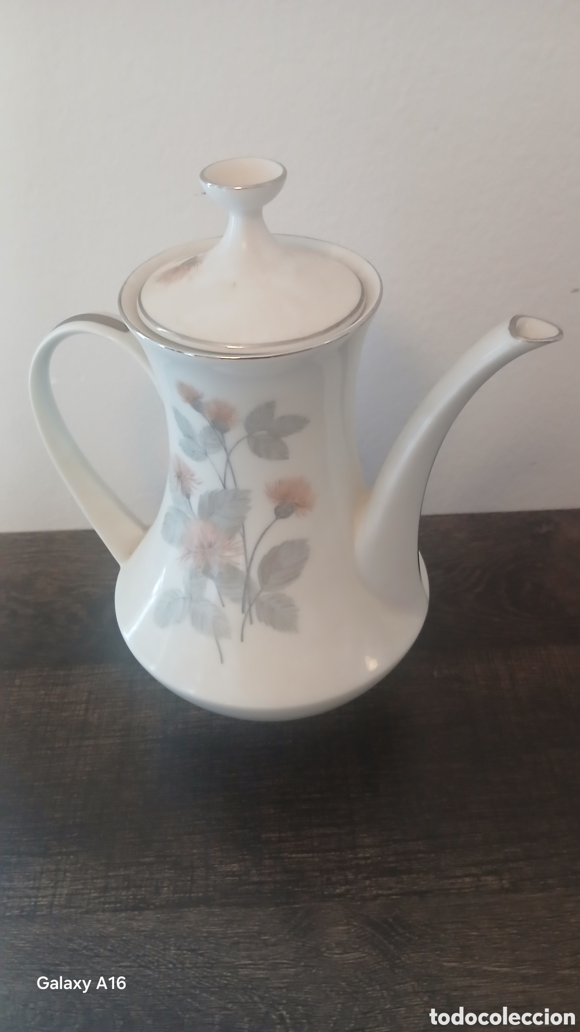 Antig&uuml;edades: Jarra de porcelana con flores Elegante jarra de porcelana con un delicado dise&ntilde;o floral