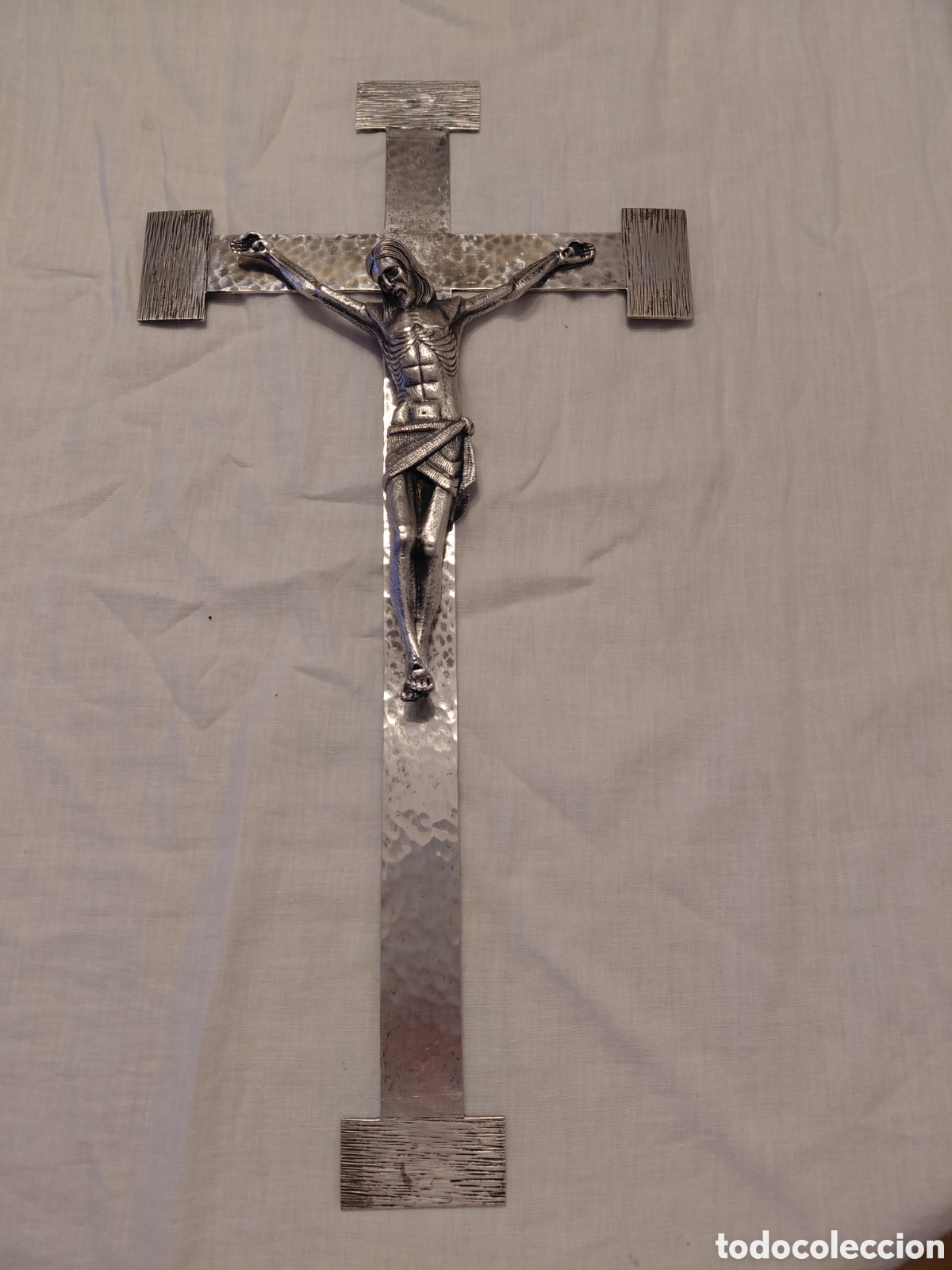 Antig&uuml;edades: CRUCIFIJO DE METAL PLATEAD?.MIDE 19,5 DE LARGO