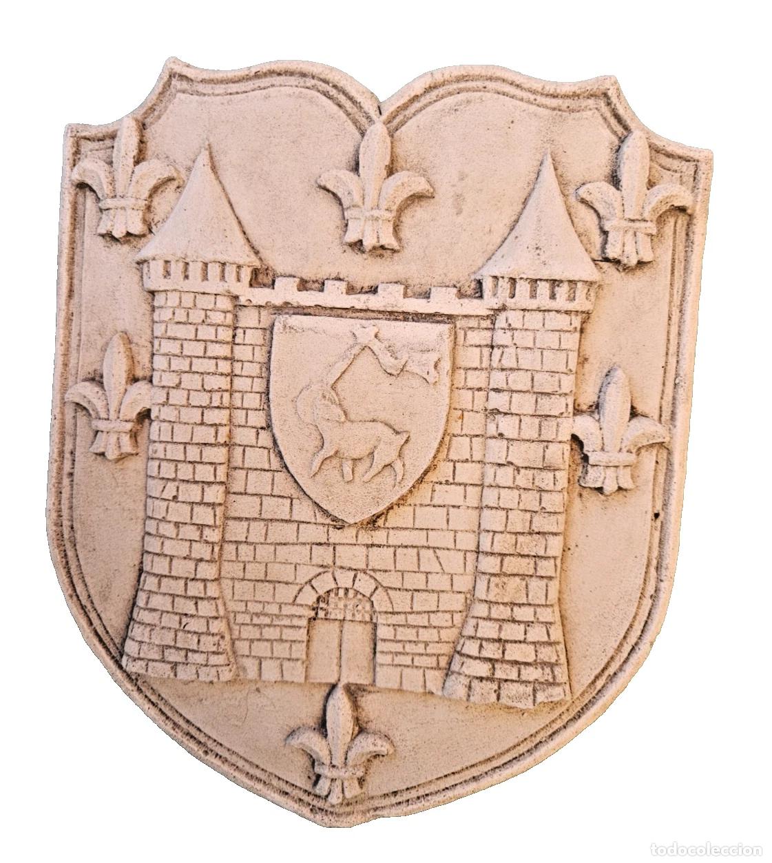 Antig&uuml;edades: SCULPTURE BLASON ARMOIRIES DE LA CITE DE CARCASSONNE EN PIERRE RECONSTITUEE