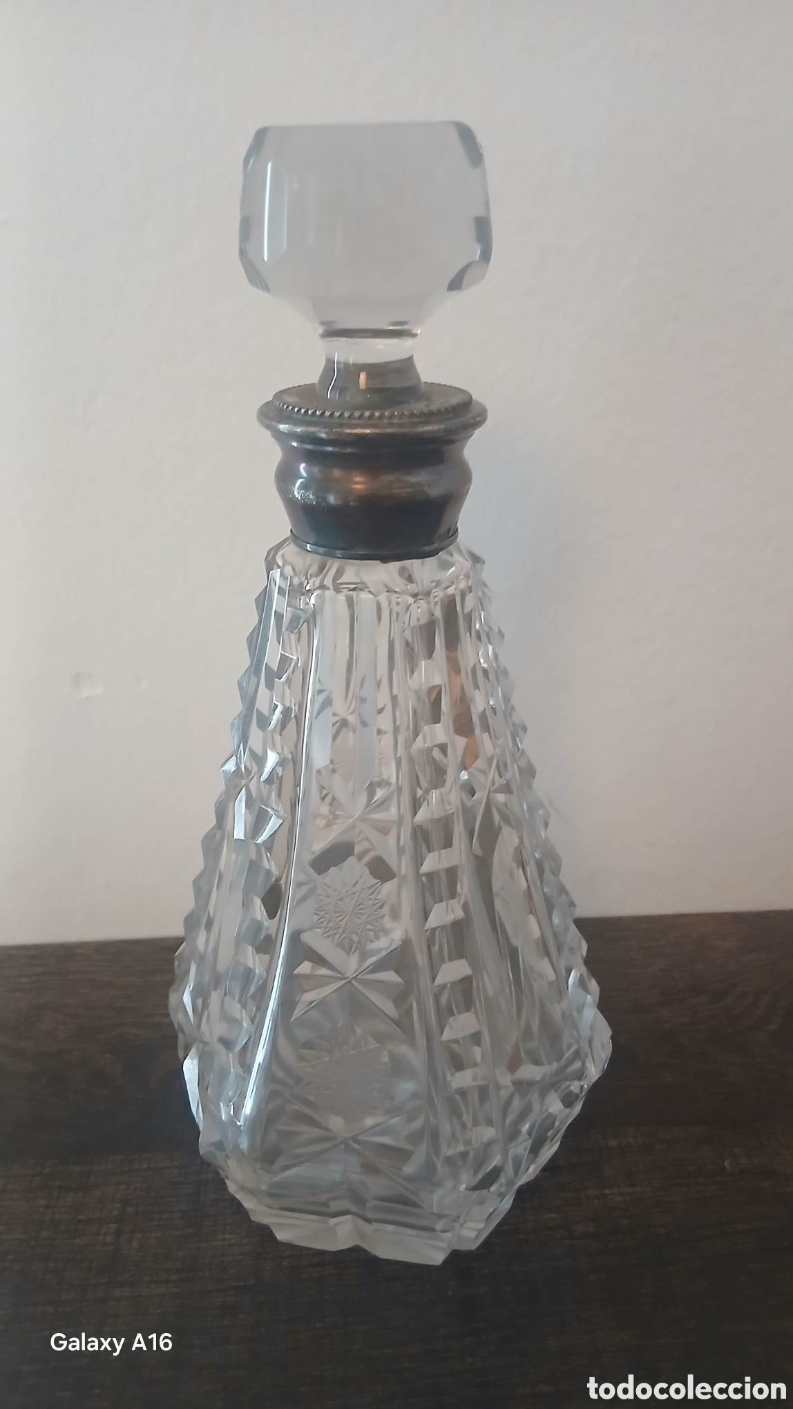 Antig&uuml;edades: Elegante botella antigua con detalles en plata. - Cuerpo de cristal tallado con motivos