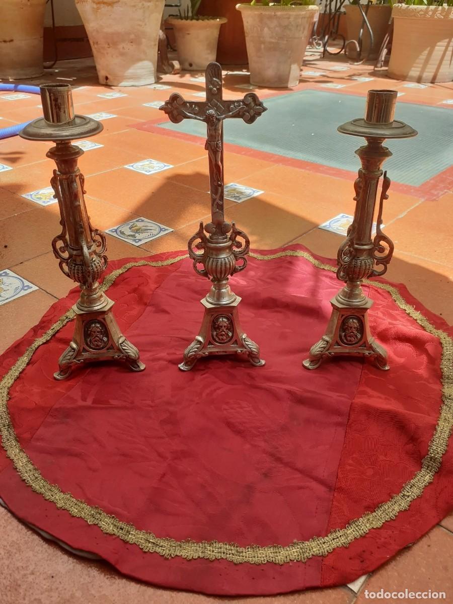 Antig&uuml;edades: Antiguo juego altar: 2 candeleros y cruz de la firma meneses