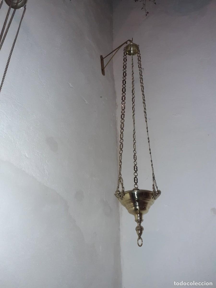 Antig&uuml;edades: peque&ntilde;a lampara votiva y soporte en laton