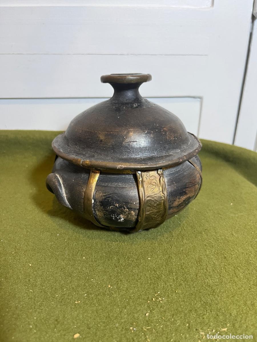 Antiques: Cop&oacute;n de Barro Negro con Tapa y Guarnici&oacute;n de Lat&oacute;n &ndash; Cer&aacute;mica R&uacute;stica &ndash; Arte Popular &ndash; 12,5 cm