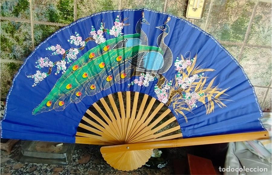 Antig&uuml;edades: GRAN ABANICO AZUL BARILLAS DE BAMBU TELA CON PAVOS REALES Y FLORES DE ALMENDRO PINTADOS A MANO 61 CM