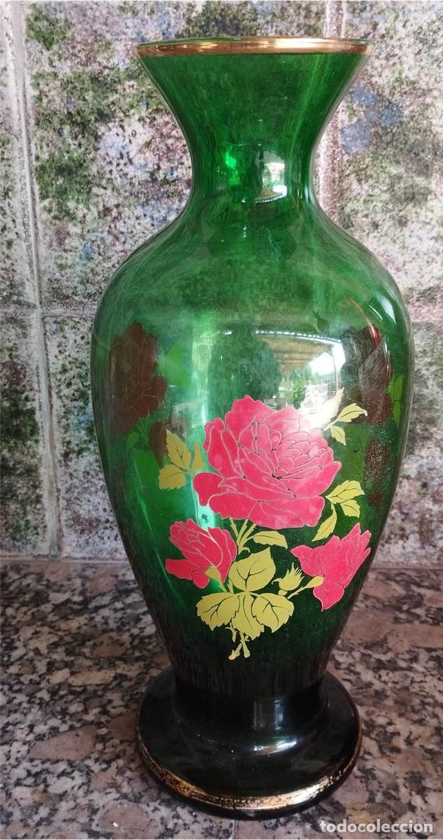 Antig&uuml;edades: ANTIGUO JARRON FLORERO DE CRISTAL VERDE DECORADO CON ROSAS Y BORDE DE ORO MIDE 30 CM DE ALTO POR 10