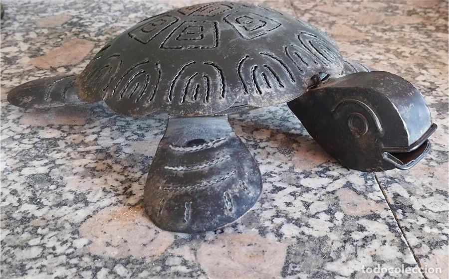 Antig&uuml;edades: ANTIGUA CAJA DE FORJA CON FORMA DE TORTUGA MIDE 26/25/7 CM