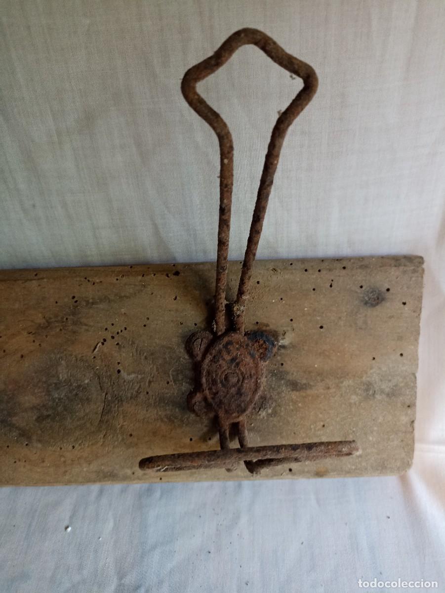Antig&uuml;edades: Colgador, perchero de escuela - Foto 2