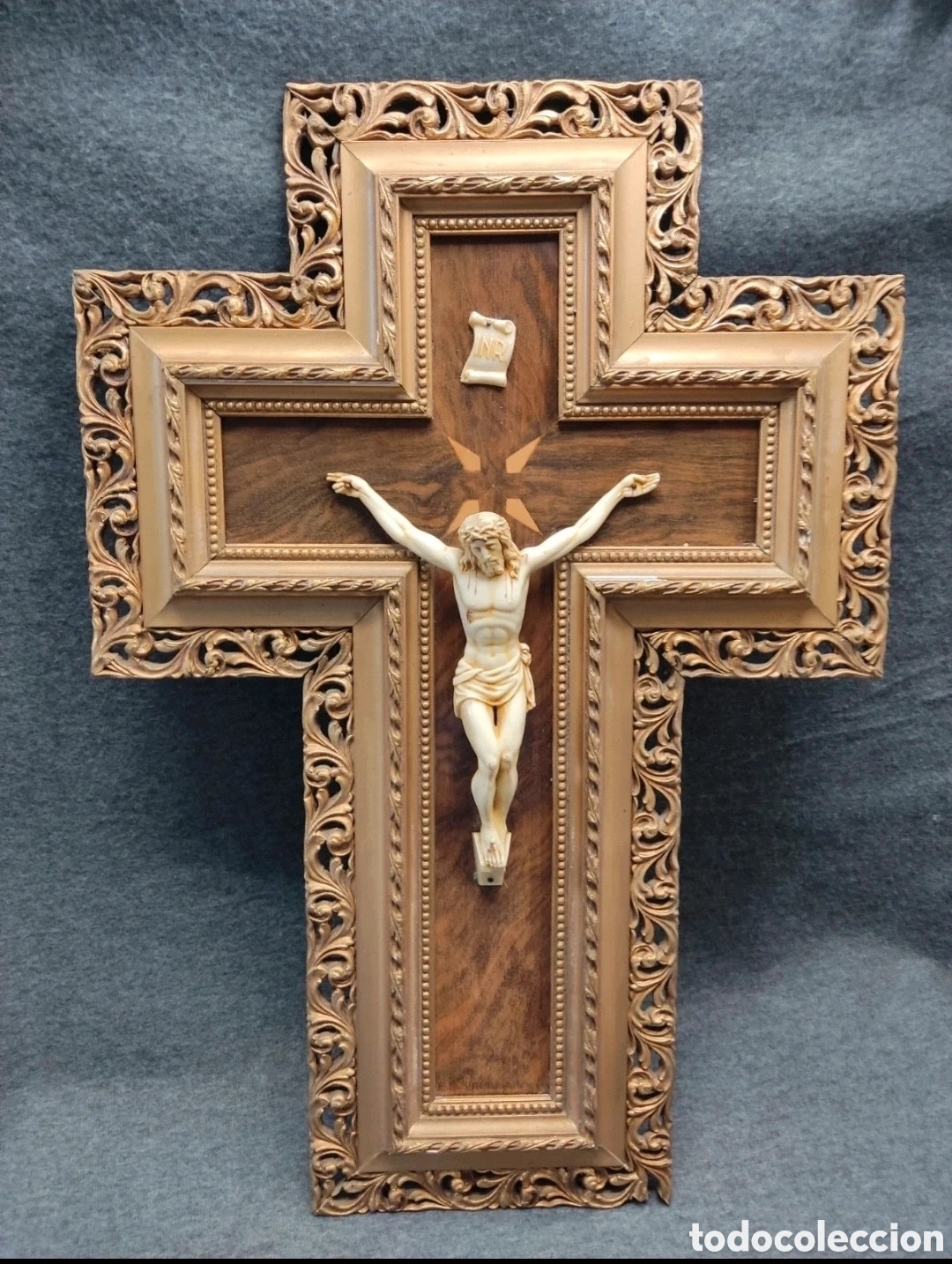 Antig&uuml;edades: Antiguo crucifijo de Pared sobre Base de Marqueter&iacute;a y Marco Dorado