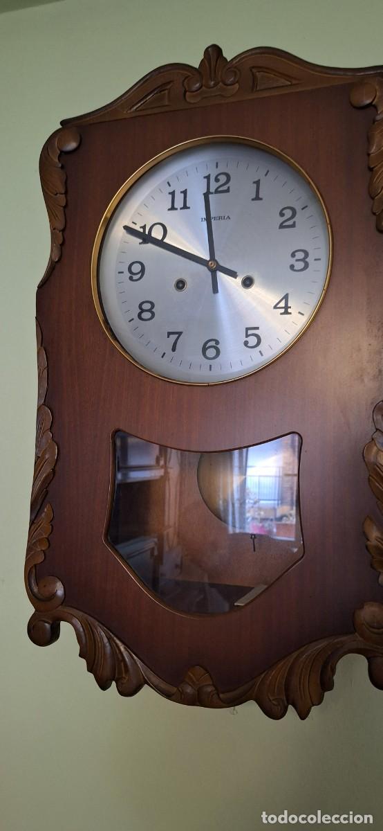 Antig&uuml;edades: Reloj de pared antiguo Imperia &ndash; madera tallada