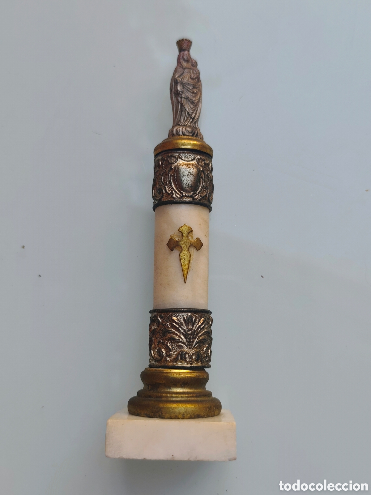 Antig&uuml;edades: Virgen Pilar en columna m&aacute;rmol o alabastro. Unos 18 cm
