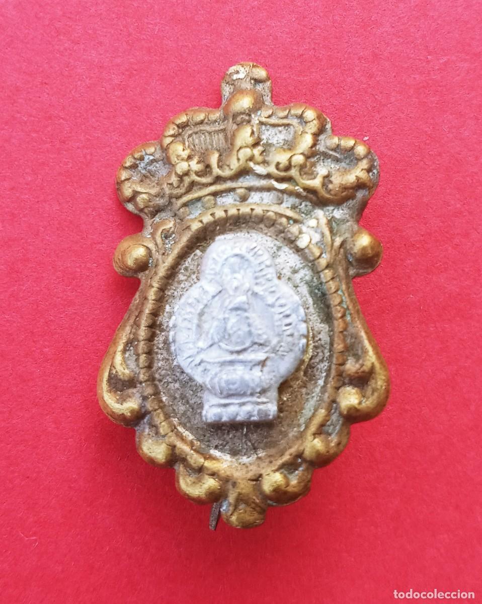 Antig&uuml;edades: Insigina Religiosa Antigua Virgen de la Cabeza. And&uacute;jar. Ja&eacute;n.