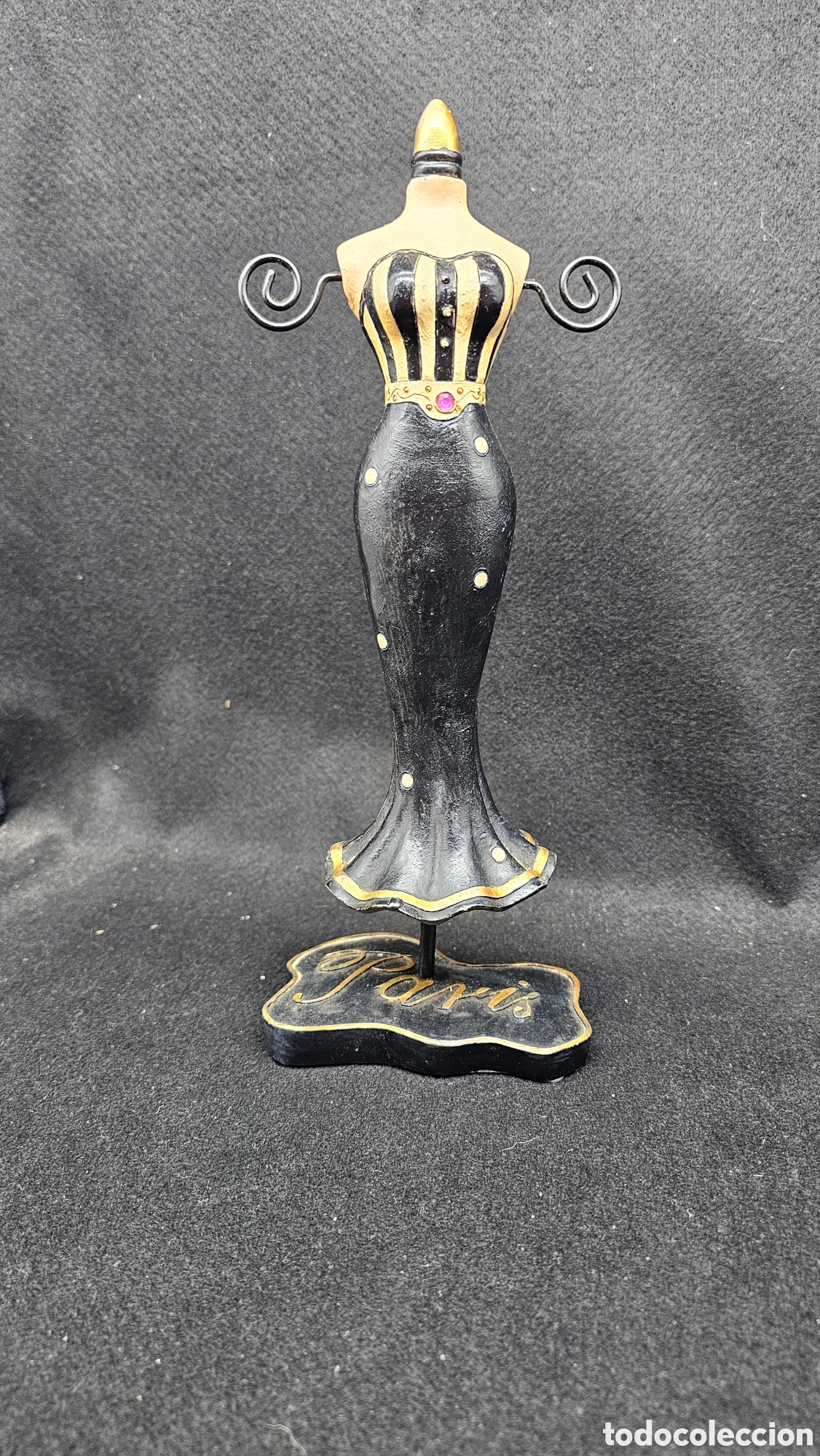 Antig&uuml;edades: elegante soporte joyero con dise&ntilde;o de maniqu&iacute; vintage