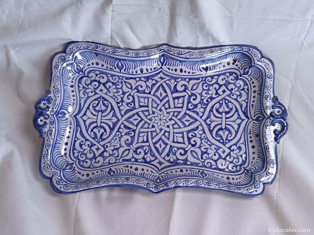 Antig&uuml;edades: Antigua Bandeja de cer&aacute;mica artesanal, pintada a mano con cobalto, estilo andalus&iacute;, sello en base