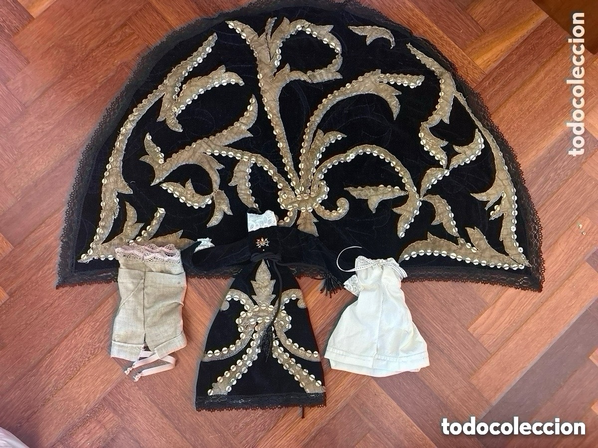 Antig&uuml;edades: Antiguo traje para virgen de vestir con enaguas, pasamaneria y manto (A15)