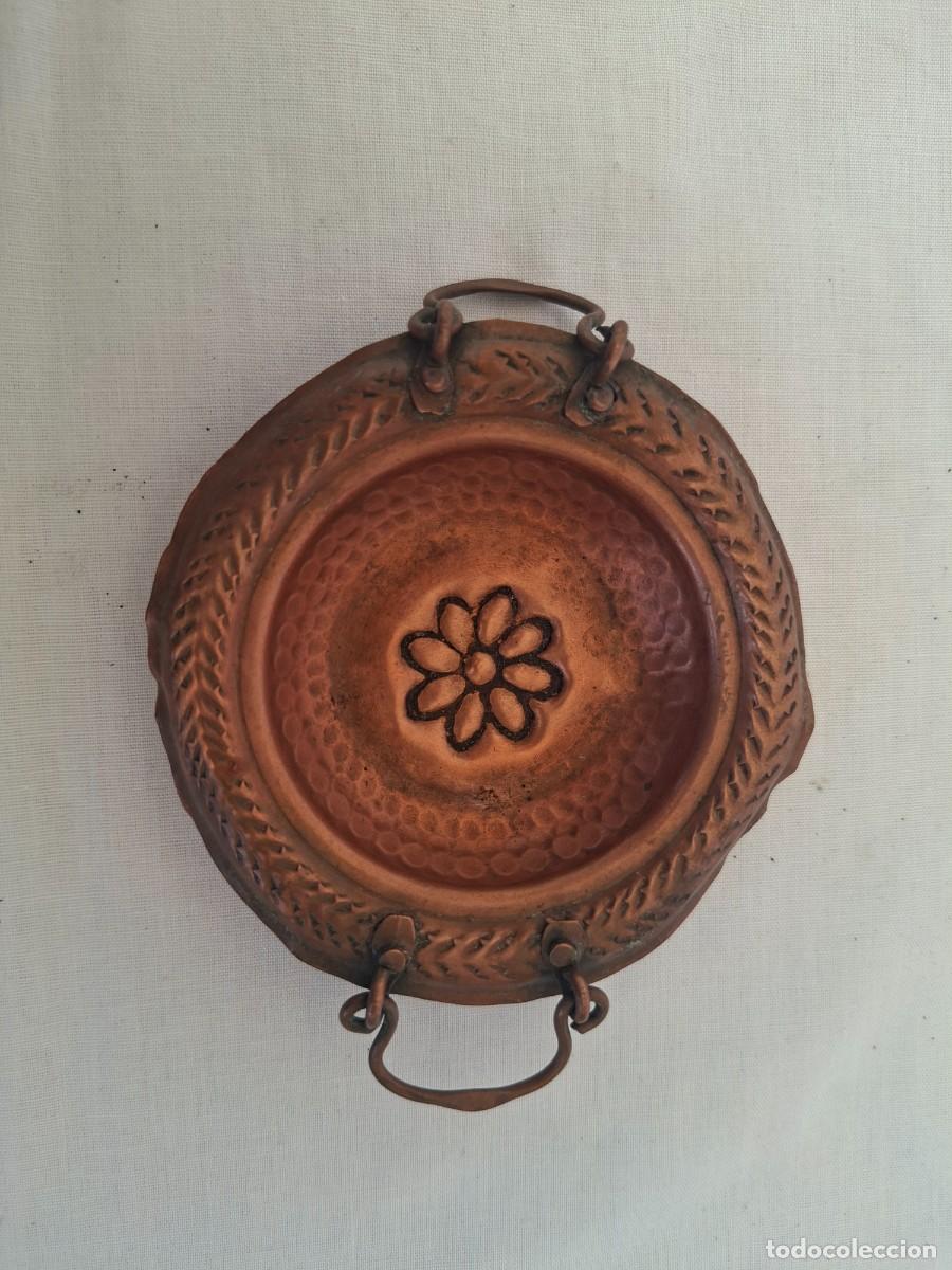 Antig&uuml;edades: MINI BRASERO DE COBRE REPUJADO, CON ASAS. 9 CM