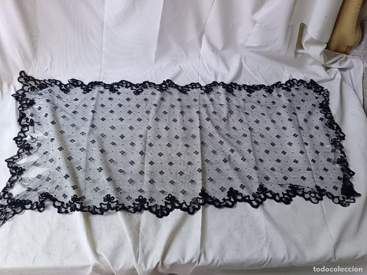 Antiguidades: Antigua Mantilla o similar, de encaje chantity, con mosquetas