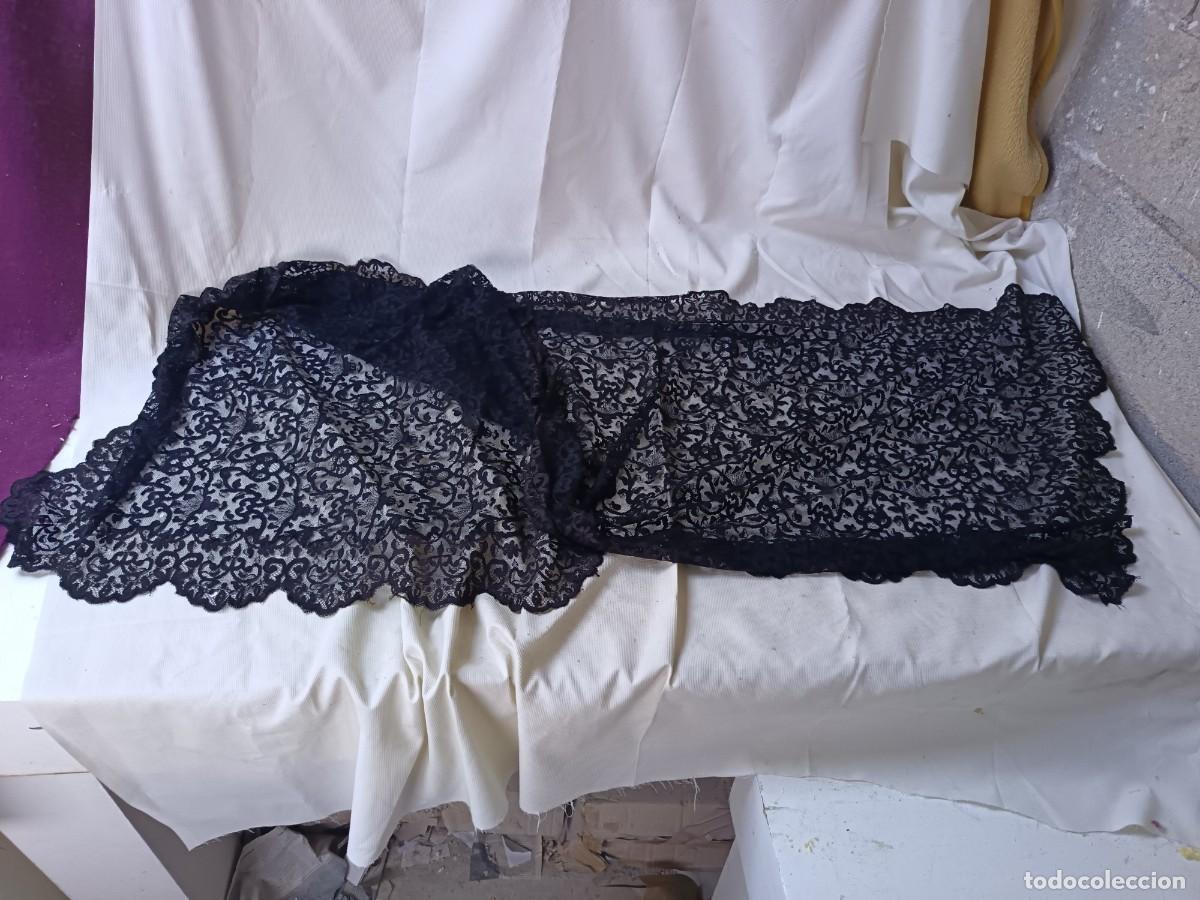 Antiguidades: Antigua Mantilla o similar, de encaje con motivos vegetales y florales, borde festoneado