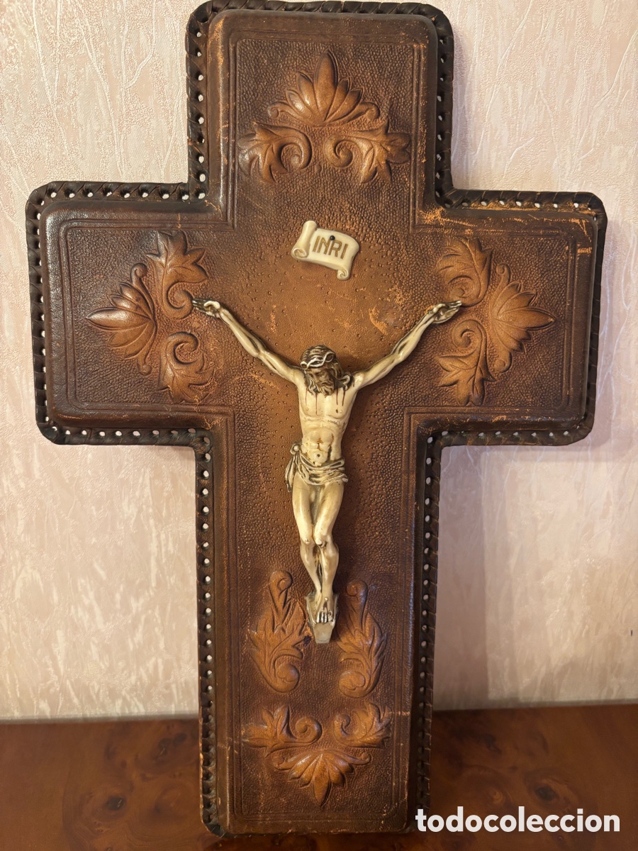 Antig&uuml;edades: Crucifijo artesanal de cuero