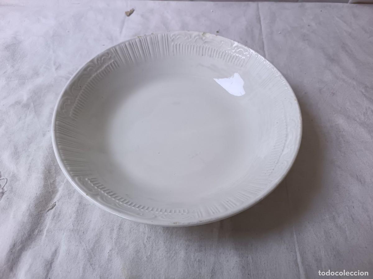 Oggetti Antichi: Plato hondo de loza blanca vintage, a identificar, sello en base