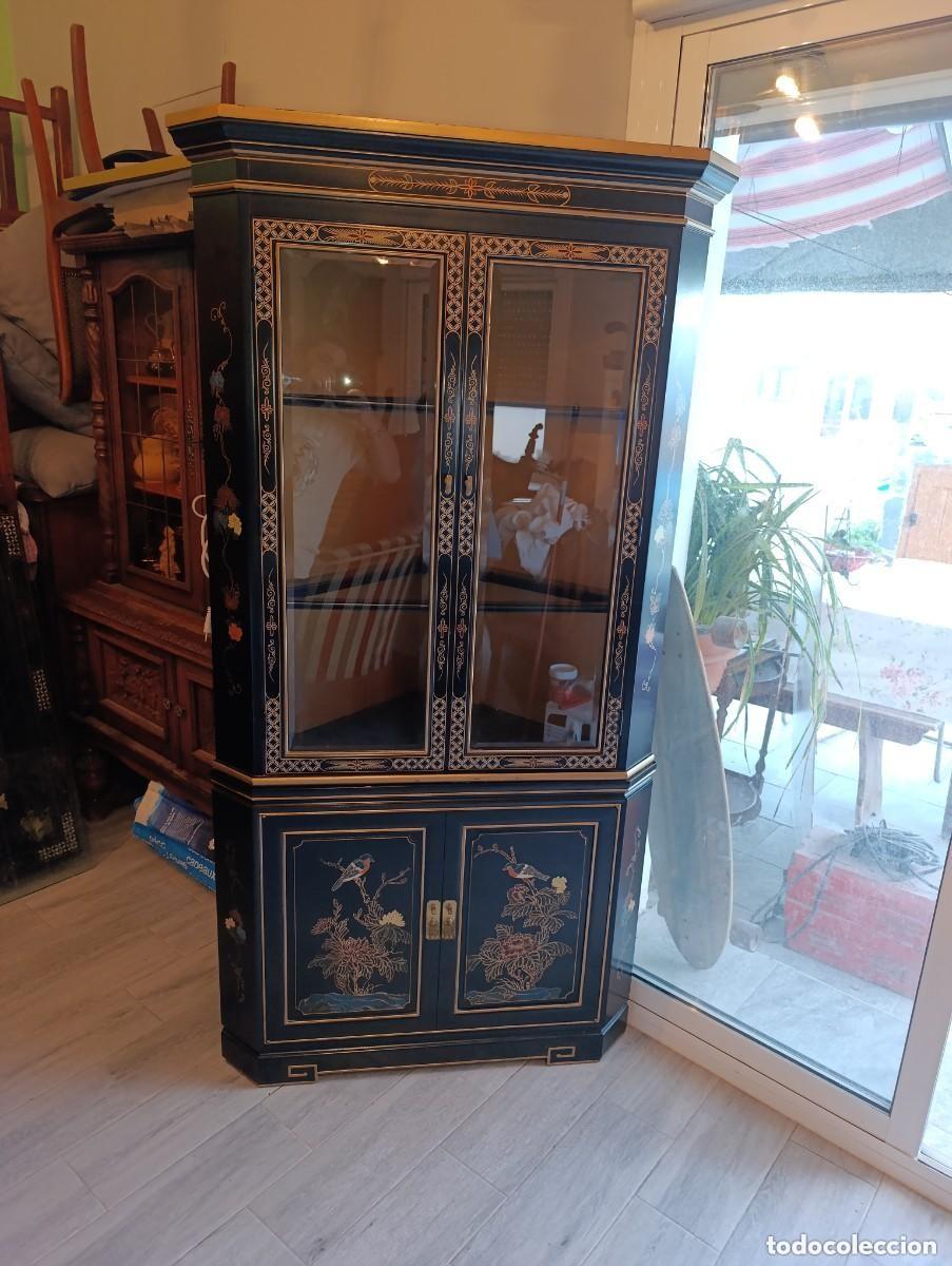 Antig&uuml;edades: Preciosa vitrina rinconera china lacada en negro pintada a mano con motivo floral y aves, tiene luz