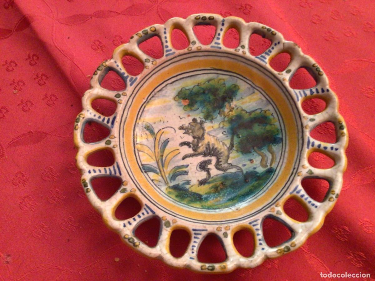 Antig&uuml;edades: Plato de Talavera Calado firmado Saso