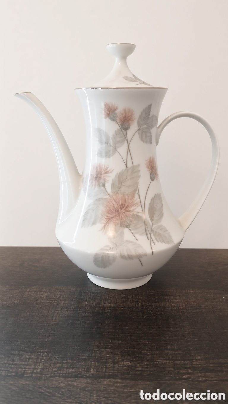 Antiques: Jarra de porcelana con flores Elegante jarra de porcelana con un delicado dise&ntilde;o floral