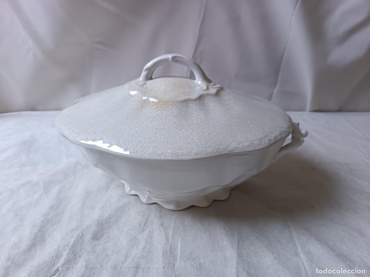 Antig&uuml;edades: Antigua Sopera Ovalada de loza blanca, con su tapa original, China Opaca, Pickman, Cartuja, Sevilla