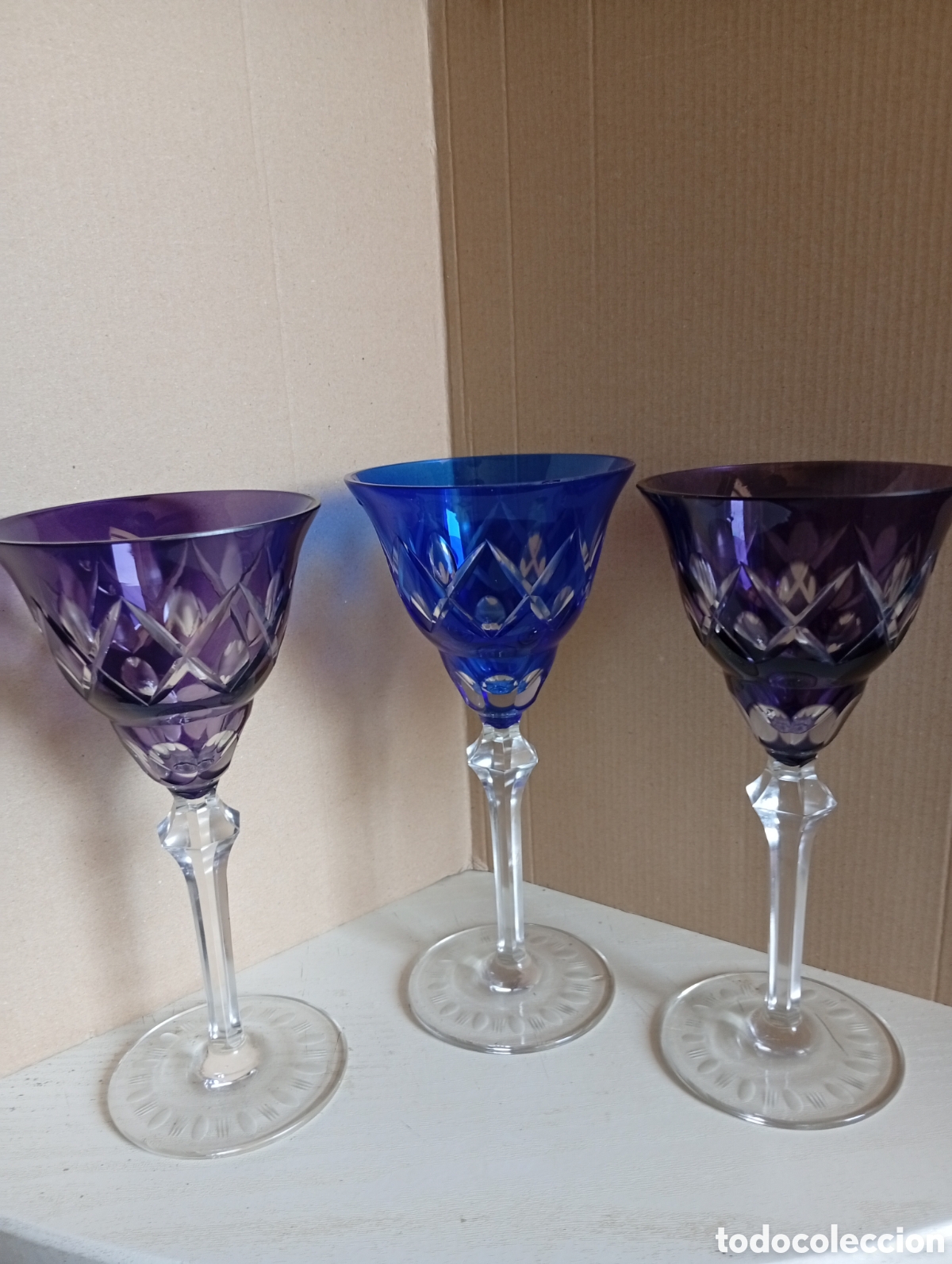 Antig&uuml;edades: Lote de tres copas de cristal doblado