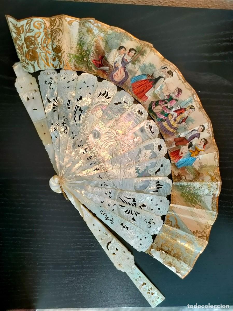 Antig&uuml;edades: ABANICO ANTIGUO DE N&Aacute;CAR CALADO Y PAPEL PINTADO &ndash; ESCENAS GALANTES &ndash; SIGLO XIX
