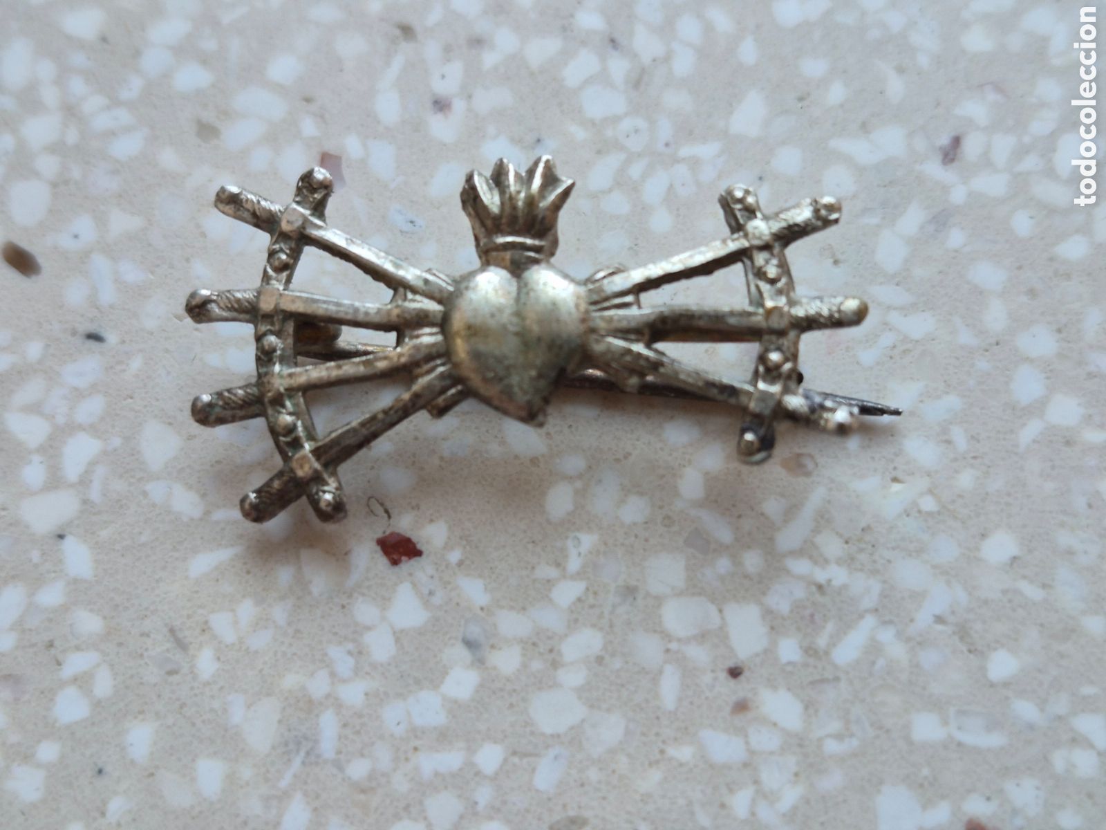 Antig&uuml;edades: Insignia Plata Baja Coraz&oacute;n 7 Pu&ntilde;ales Virgen Dolorosa - Semana Santa - 3 x 1,5 cm . - Siglo XIX