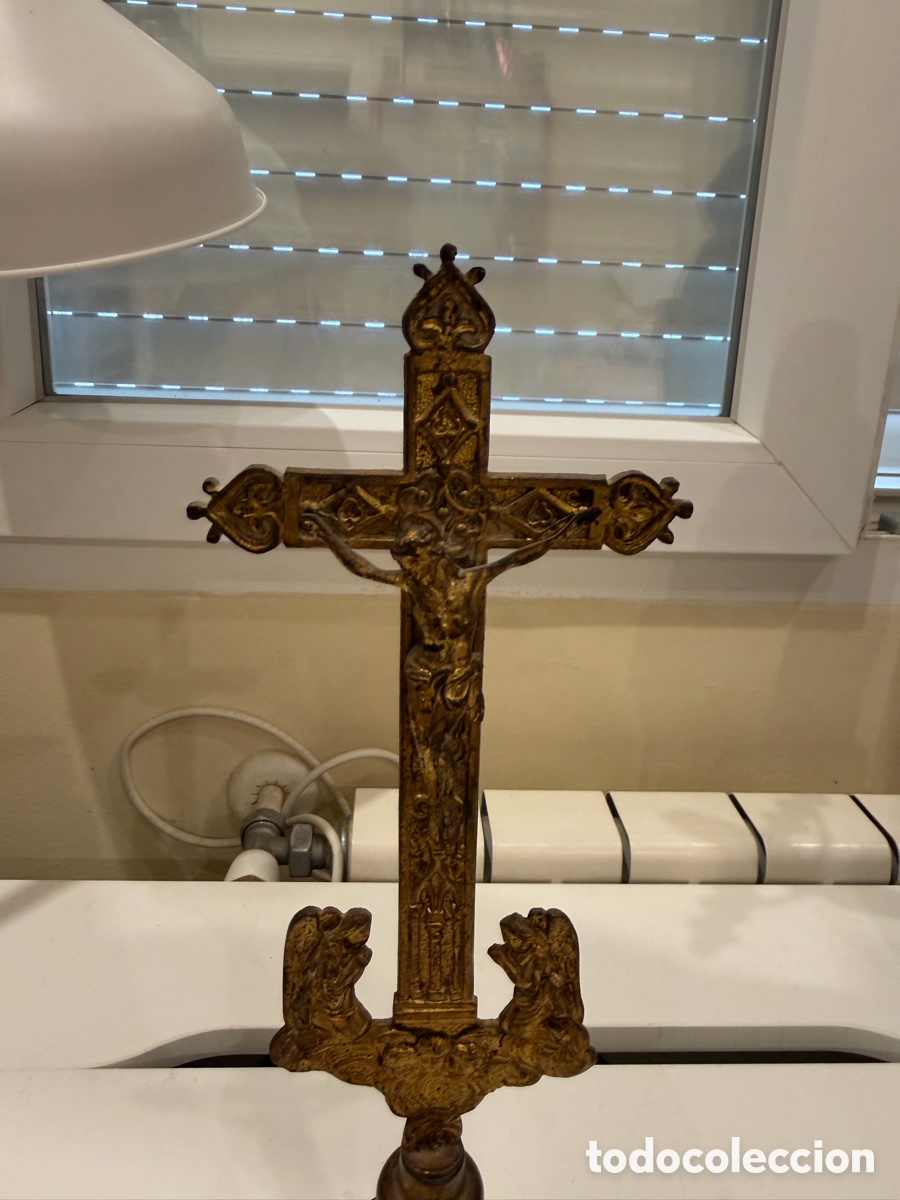 Antig&uuml;edades: Cruz de altar dorada y opalina, S. XIX - Foto 2