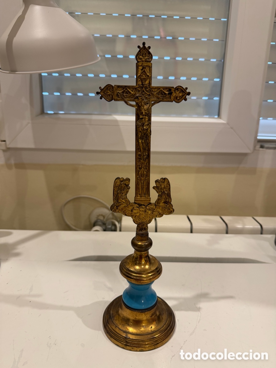 Antig&uuml;edades: Cruz de altar dorada y opalina, S. XIX