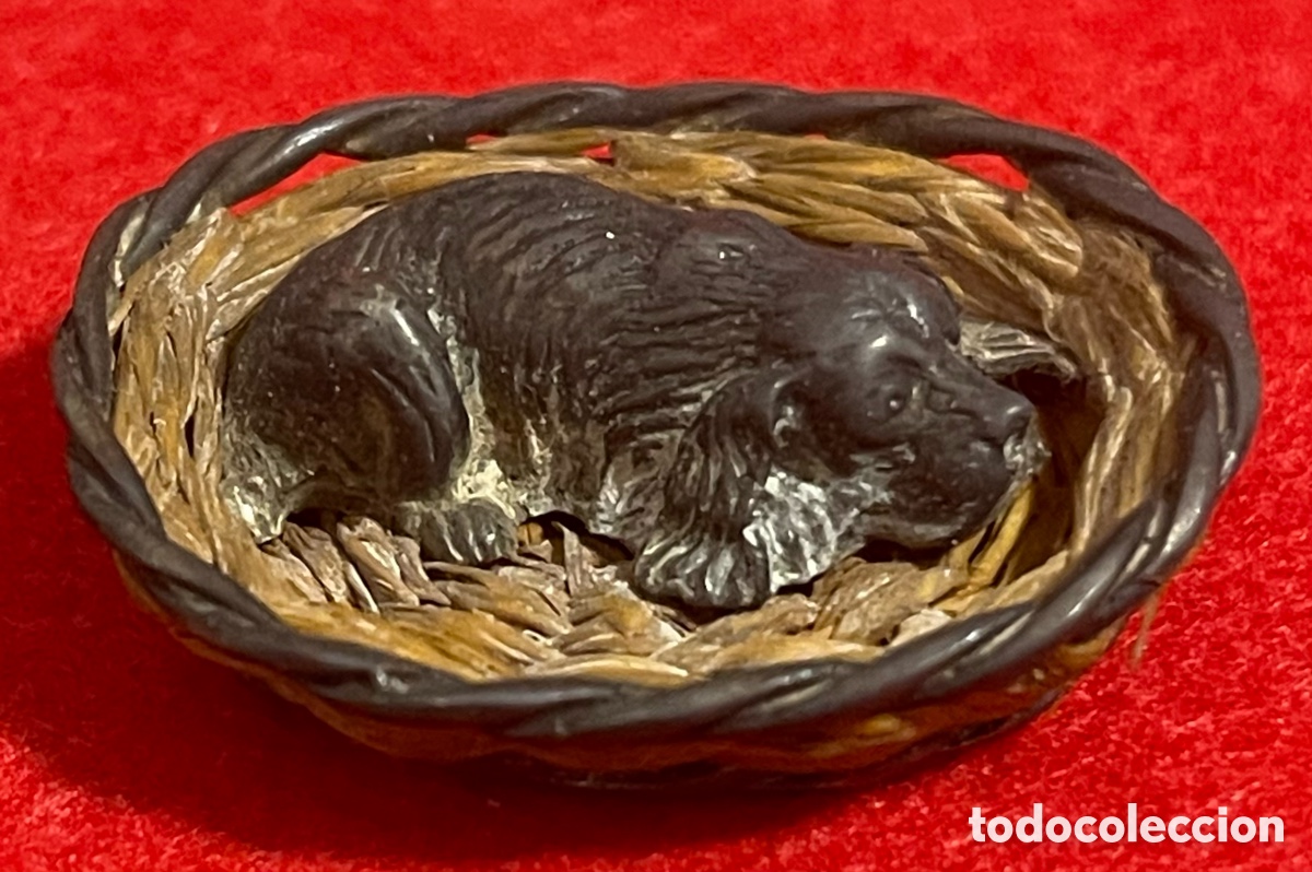 Antig&uuml;edades: Simp&aacute;tico, perrito en plata de ley, sobre cesta de mimbre y plata