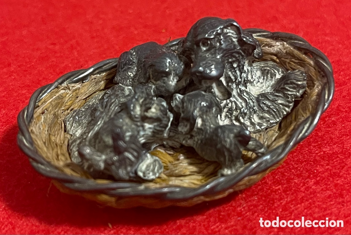Antig&uuml;edades: Precioso, grupo de perra, con sus cr&iacute;as, en plata de ley, sobre cesta de mimbre y plata.