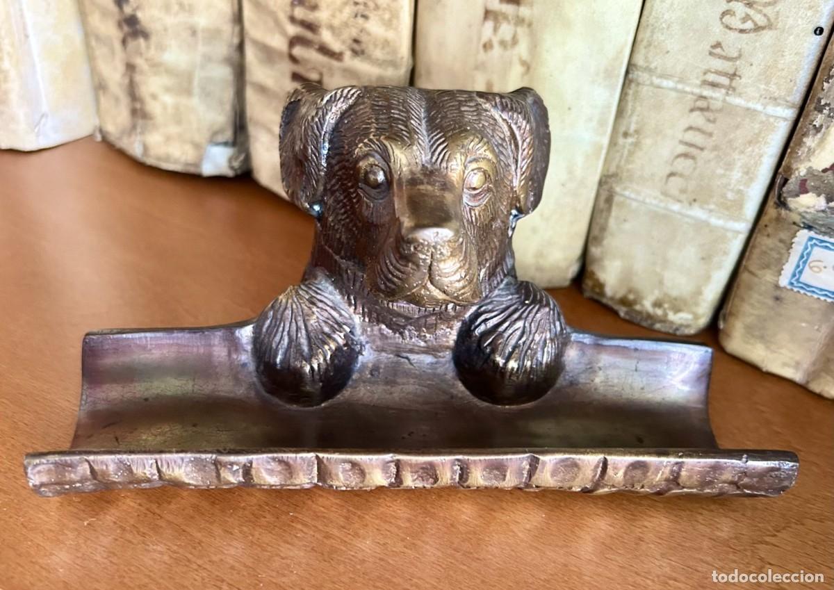 Antig&uuml;edades: Antiguo Portaplumas de Escritorio o Portallaves en Bronce Con Perro Curioso
