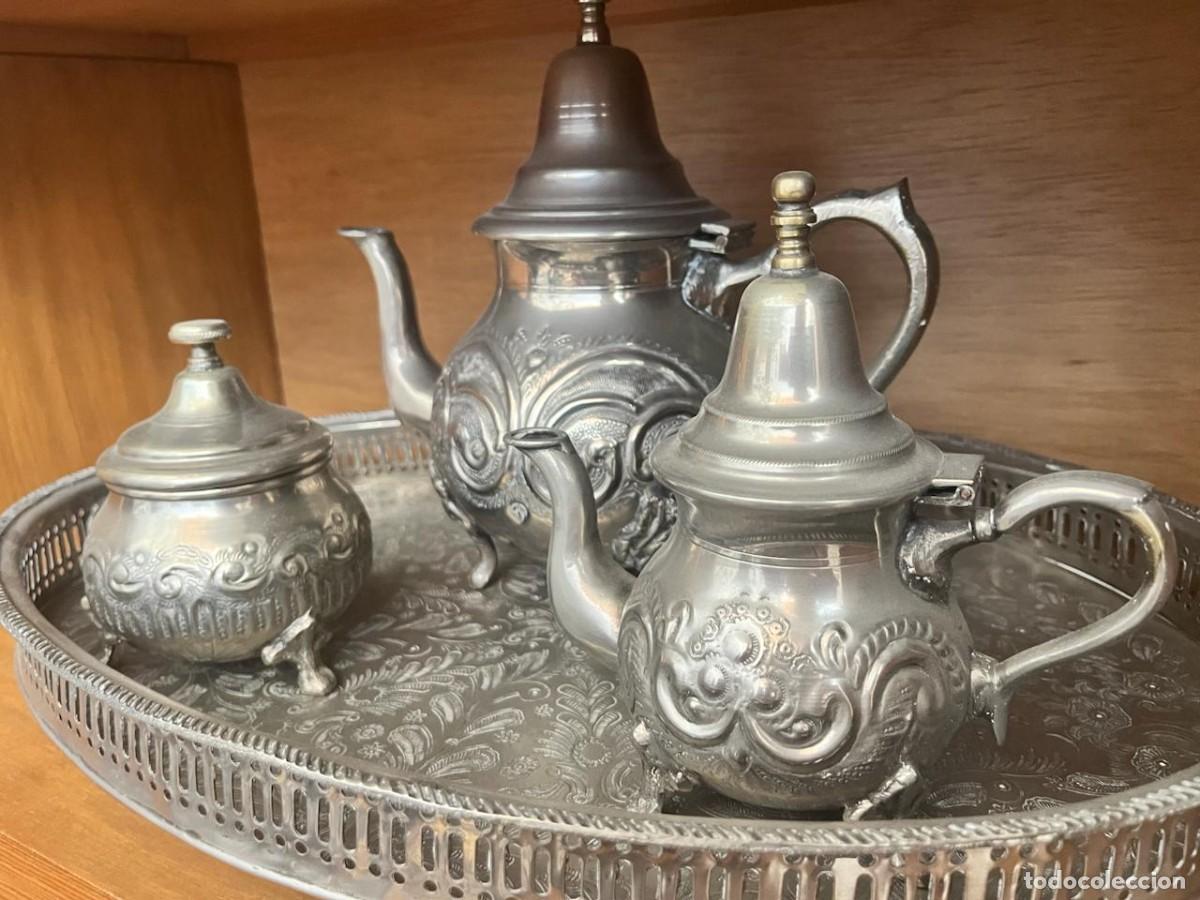 Antig&uuml;edades: Juego de t&eacute; marroqu&iacute; con dos teteras, azucarero y bandeja calada