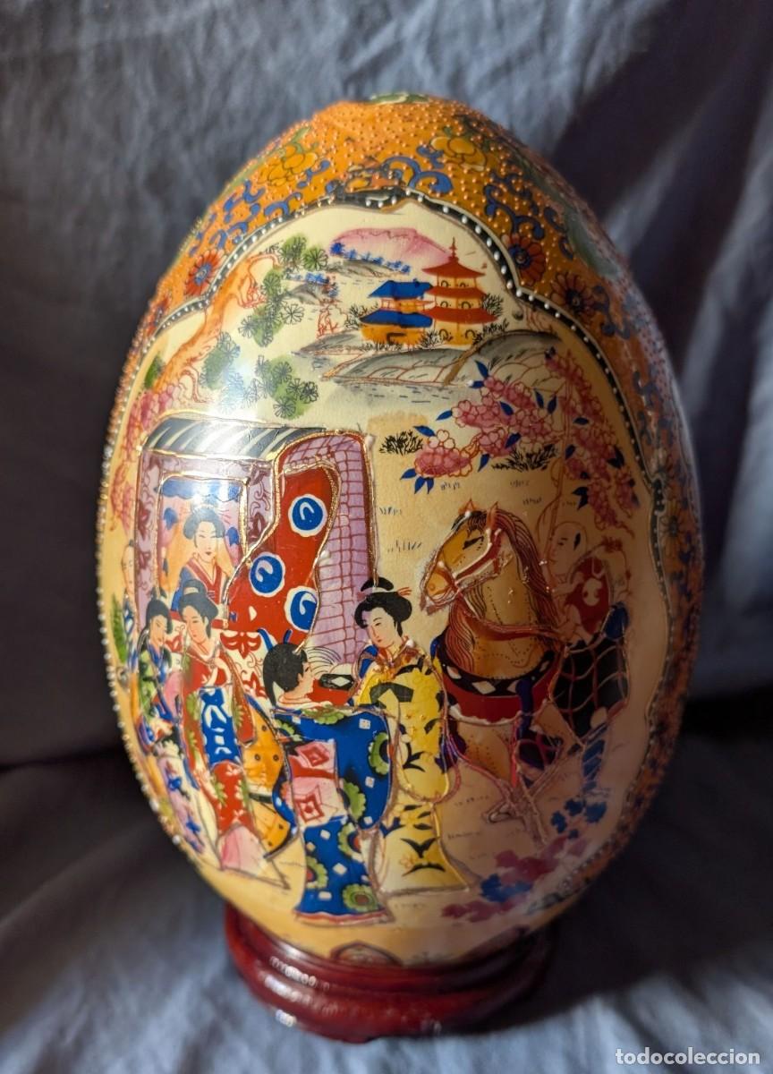 Antig&uuml;edades: Gran huevo decorativo vintage estilo Satsuma Moriage con peana &ndash; 28 cm
