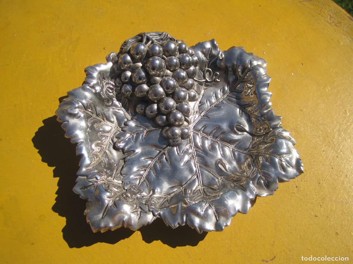 Antig&uuml;edades: BANDEJA DE METAL BA&Ntilde;ADA EN PLATA - GODINGER - PLATO- VAC&Iacute;A BOLSILLOS - RACIMO DE UVAS - PARRA