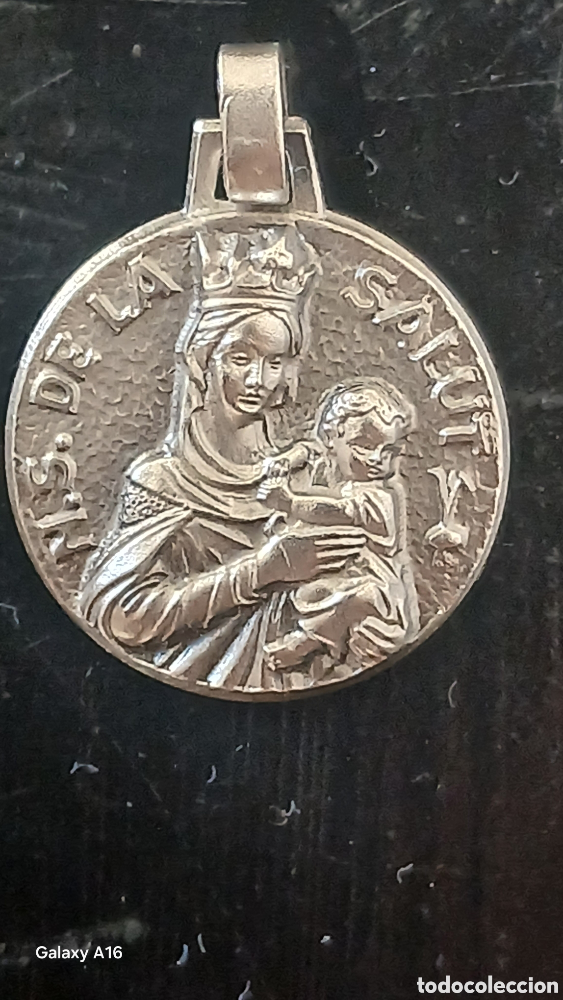 Antig&uuml;edades: Medalla religiosa antigua con la imagen de la Virgen y el Ni&ntilde;o