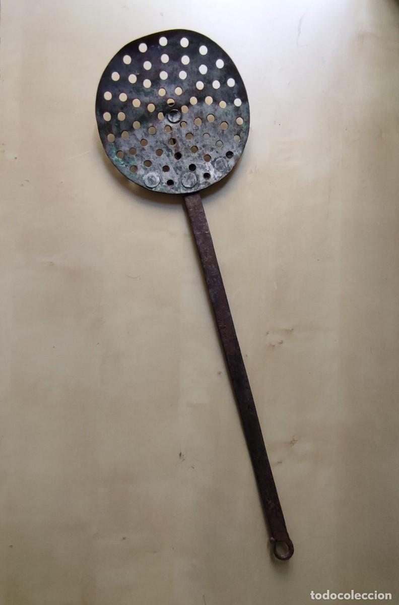 Antig&uuml;edades: Antigua paleta perforada de cobre/metal para obrador