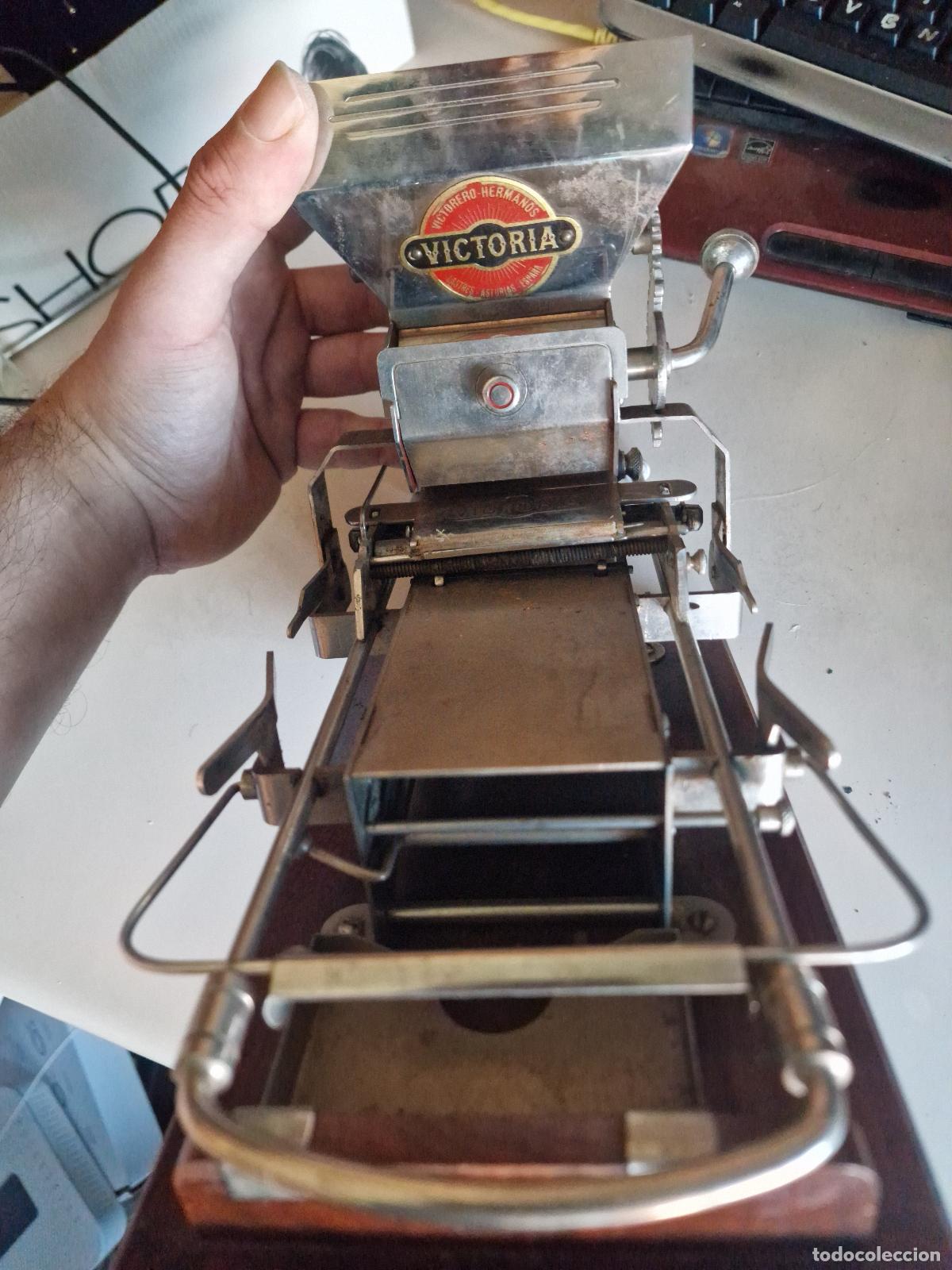 Antig&uuml;edades: Antigua M&aacute;quina de Liar Cigarrillos Victoria (A&ntilde;os 20/30) + Caja Original