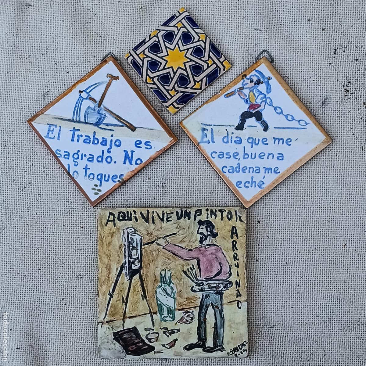 Antig&uuml;edades: LOTE DE CUATRO AZULEJOS VARIADOS.