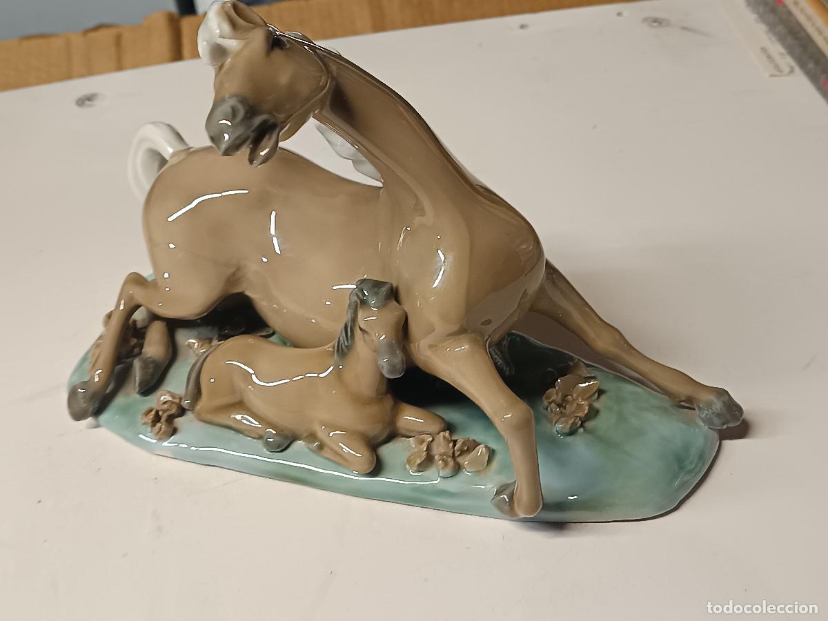 Antig&uuml;edades: FIGURA DE PORCELANA ESMALTADA, CABALLOS, SELLO EN BASE, EN PERFECTO ESTADO