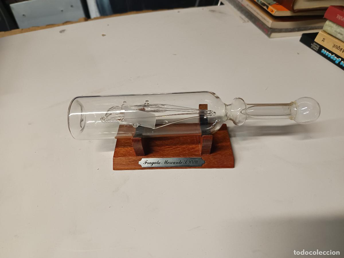 Antig&uuml;edades: CURIOSO BARCO DE CRISTAL EN BOTELLA DE VIDRIO, FRAGATA MERCANTE S. XVIII, CON SOPORTE DE MADERA.